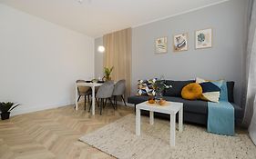 Reymonta Apartment Near Metro Station By Mia
